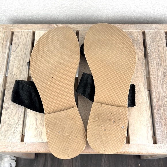 L * Shape by Cocobelle Faux Fur Toe Ring Faux Leather Sandal Size 6.5 Black - Picture 9 of 9